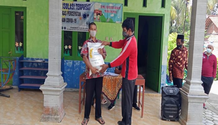 Penyaluran Bantuan Beras PPKM Bagi KPM PKH dan BST Desa Kalipoh 01
