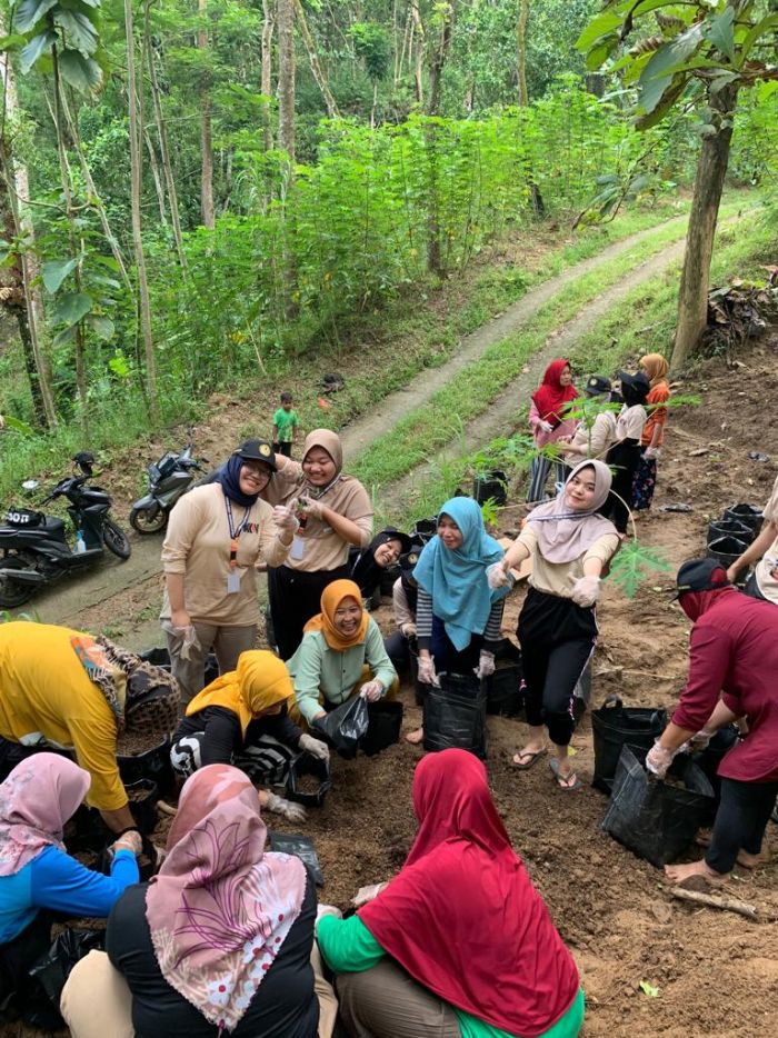 Penanaman 100 bibit cabai dan mentimun oleh Kelompok Wanita Tani bersama Mahasiswa KKN Unsoed Periode Juli-Agustus 2023 02