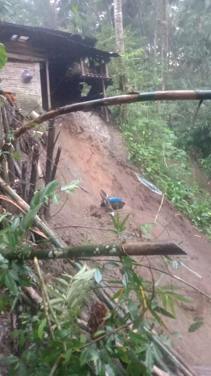 Hujan Deras Mengakibatkan Tanah Longsor di Beberapa Titik di Wilayah Desa Kalipoh 01