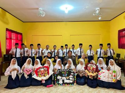 Workshop pembuatan mading di MTs Sultan Agung oleh Mahasiswa KKN Unsoed Periode Juli-Agustus 2023