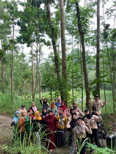 Penanaman 100 bibit cabai dan mentimun oleh Kelompok Wanita Tani bersama Mahasiswa KKN Unsoed Periode Juli-Agustus 2023