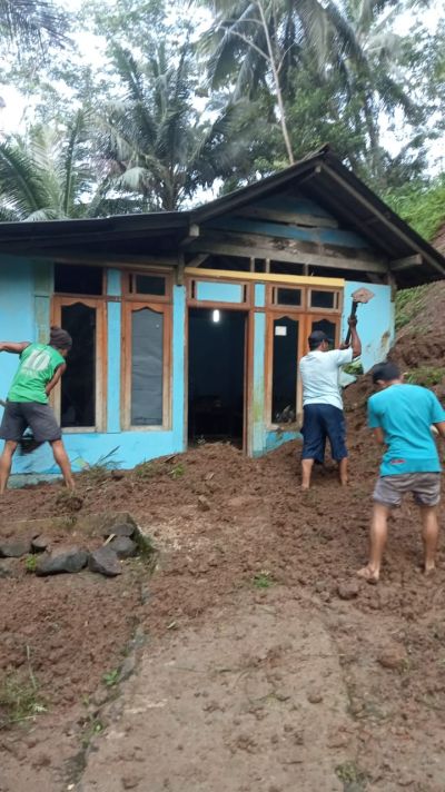 Hujan Deras Mengakibatkan Tanah Longsor di Beberapa Titik di Wilayah Desa Kalipoh