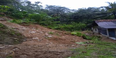 Hujan Lebat Sebabkan Tanah Longsor di Kalipoh